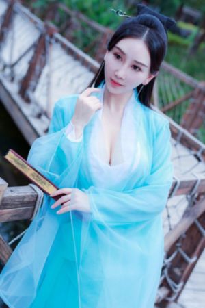 扒掉女同学的鞋袜挠脚心-高清免费在线观看播放